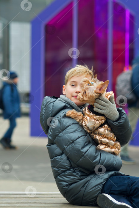 Скачать Молодой парень-хипстер выгуливает собаку фотосток Ozero