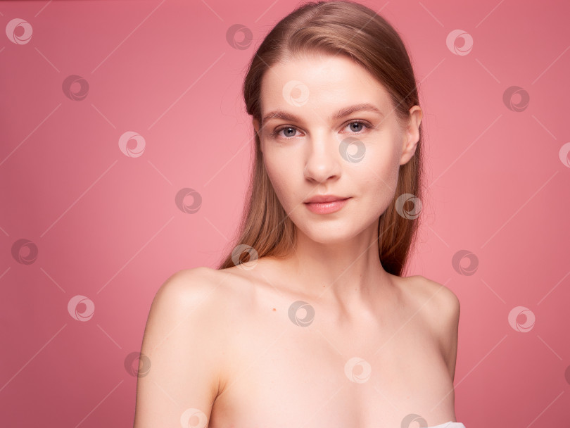 Скачать Женщина с длинными светлыми волосами улыбается в камеру фотосток Ozero