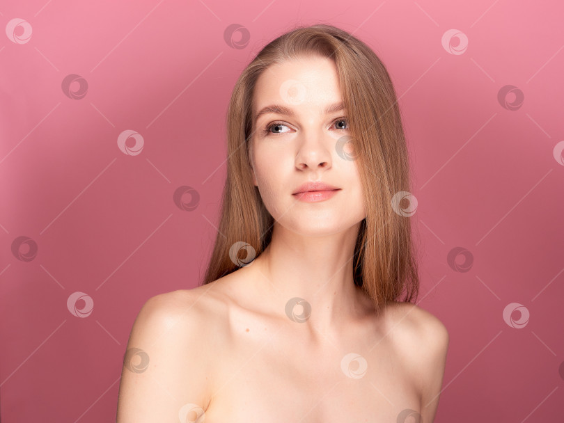 Скачать Женщина с длинными светлыми волосами улыбается в камеру фотосток Ozero