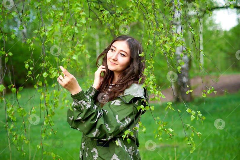 Скачать Женщина в военной форме стоит в лесу фотосток Ozero
