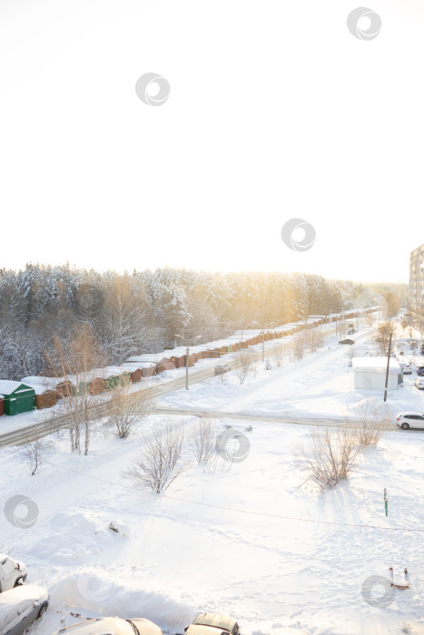 Скачать Зимний городской пейзаж с гаражами и заснеженной дорогой фотосток Ozero