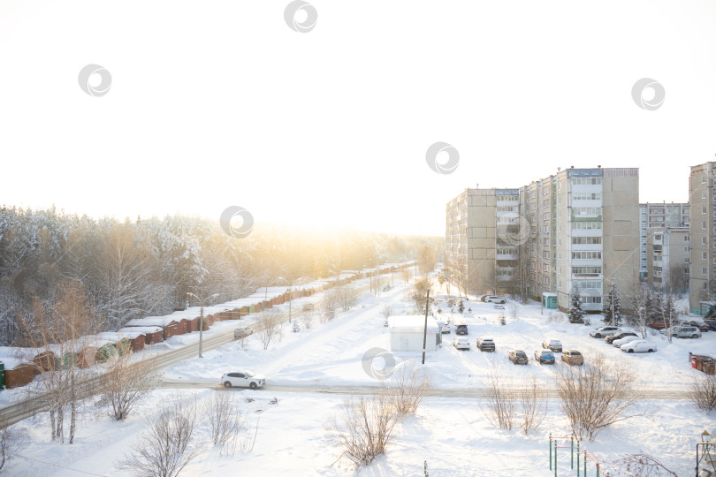 Скачать Зимний городской пейзаж с гаражами и заснеженной дорогой фотосток Ozero