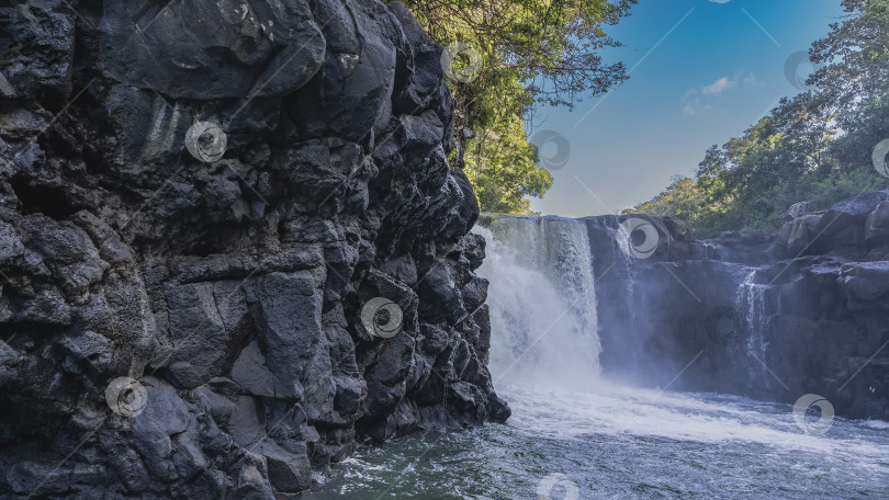 Скачать Красивый водопад. С края обрыва в реку стекают ручьи. фотосток Ozero