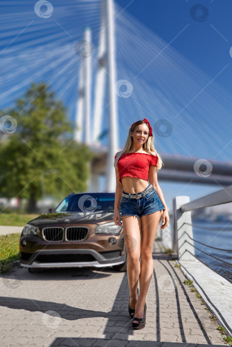 Скачать Длинноногая красотка на фоне автомобиля фотосток Ozero