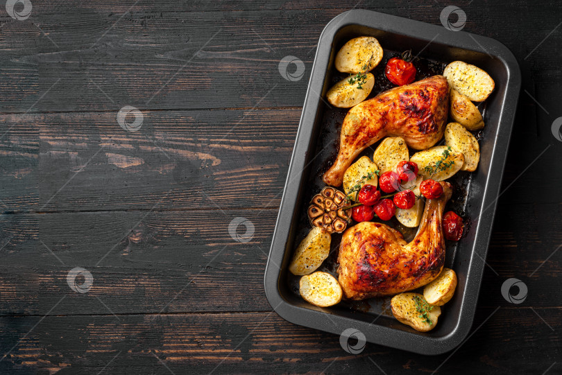 Скачать Куриные окорочка, запеченные с картофелем, помидорами, чесноком и зеленью фотосток Ozero