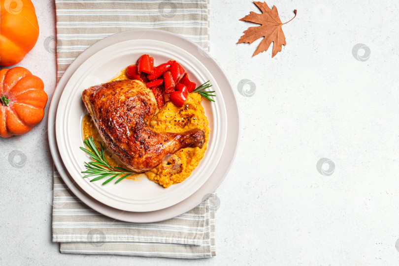 Скачать Осеннее блюдо: запеченная куриная четвертинка с тыквенным пюре фотосток Ozero