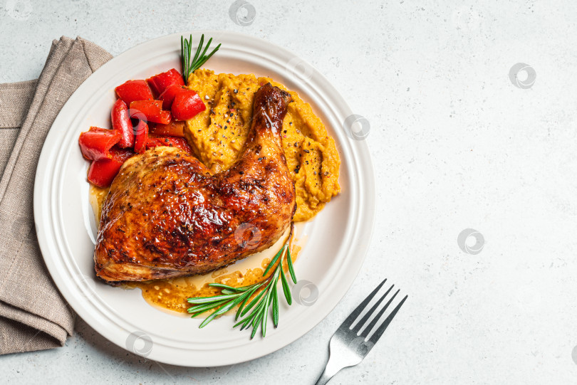 Скачать Осеннее блюдо: запеченная куриная четвертинка с тыквенным пюре фотосток Ozero