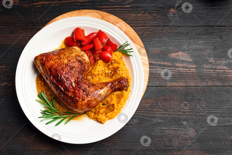 Скачать Осеннее блюдо: запеченная куриная четвертинка с тыквенным пюре фотосток Ozero