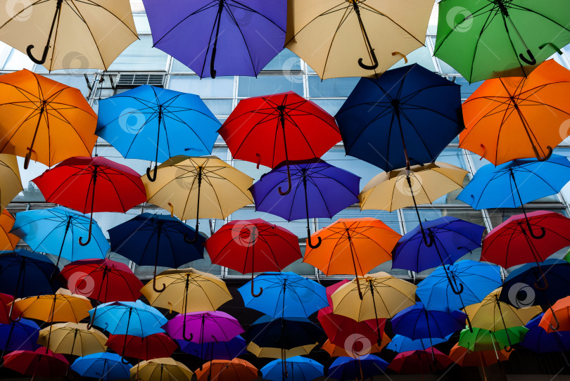 Скачать Яркая красочная зонтичная инсталляция на городском фоне - художественная экспозиция над головой фотосток Ozero