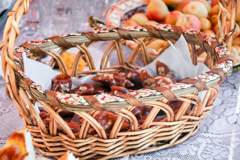 Скачать Плетеная корзина с сухофруктами и орехами для праздничного застолья фотосток Ozero
