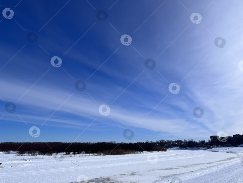 Скачать Голубое небо над замерзшей рекой фотосток Ozero