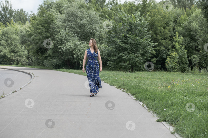 Скачать Портрет женщины средних лет в полный рост в длинном синем платье фотосток Ozero