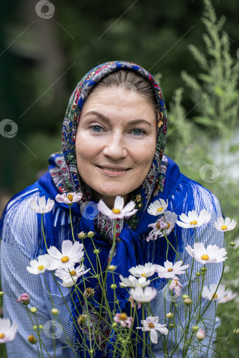 Скачать Крупный план портрета женщины средних лет в платке на голове фотосток Ozero