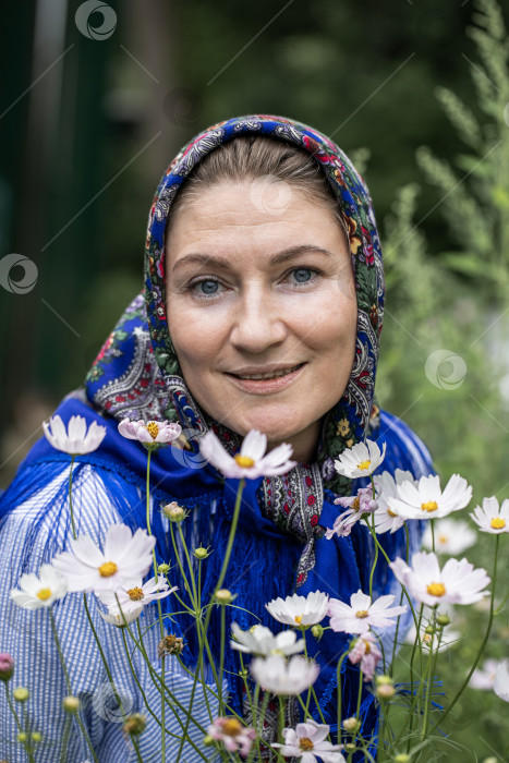 Скачать Крупный план портрета женщины средних лет в платке на голове фотосток Ozero