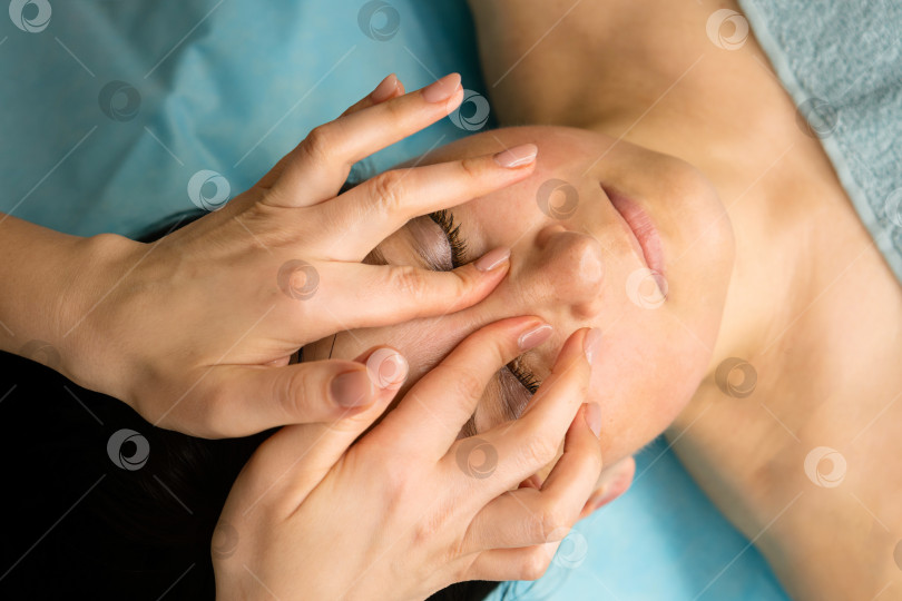 Скачать Процедура массажа лица у косметолога фотосток Ozero