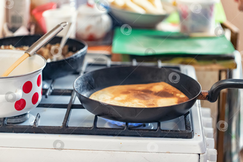 Скачать Приготовление блинов с мясной начинкой на старинной деревенской кухне фотосток Ozero