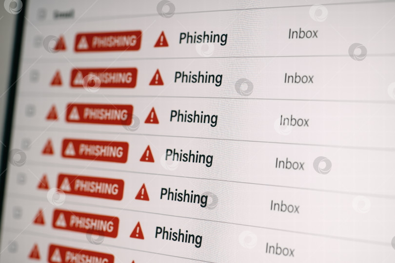 Скачать Цифровой дисплей, демонстрирующий многочисленные предупреждения о фишинге, иллюстрирует важность осведомленности о кибербезопасности и растущую распространенность онлайн-мошенничества в личном и профессиональном общении. фотосток Ozero