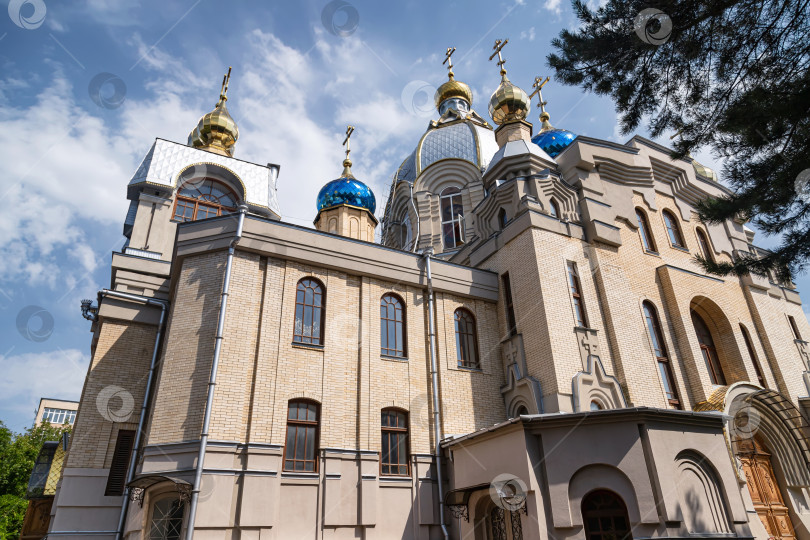 Скачать Православная церковь целителя Пантелеймона. Кирпичный храм с несколькими куполами, украшенными крестами фотосток Ozero