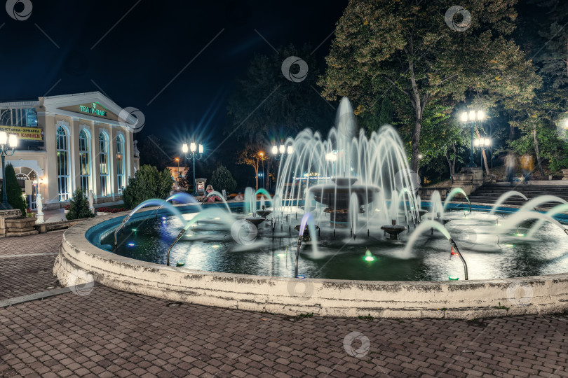 Скачать Большой фонтан в курортном парке рядом со зданием театра фотосток Ozero