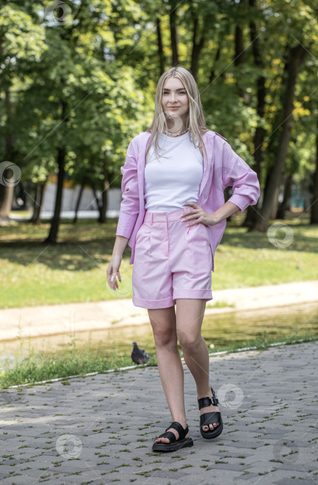 Скачать Портрет молодой красивой блондинки-модели в полный рост фотосток Ozero