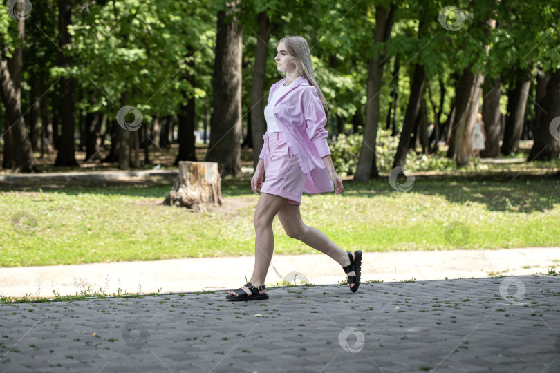 Скачать Портрет молодой красивой блондинки-модели в полный рост фотосток Ozero