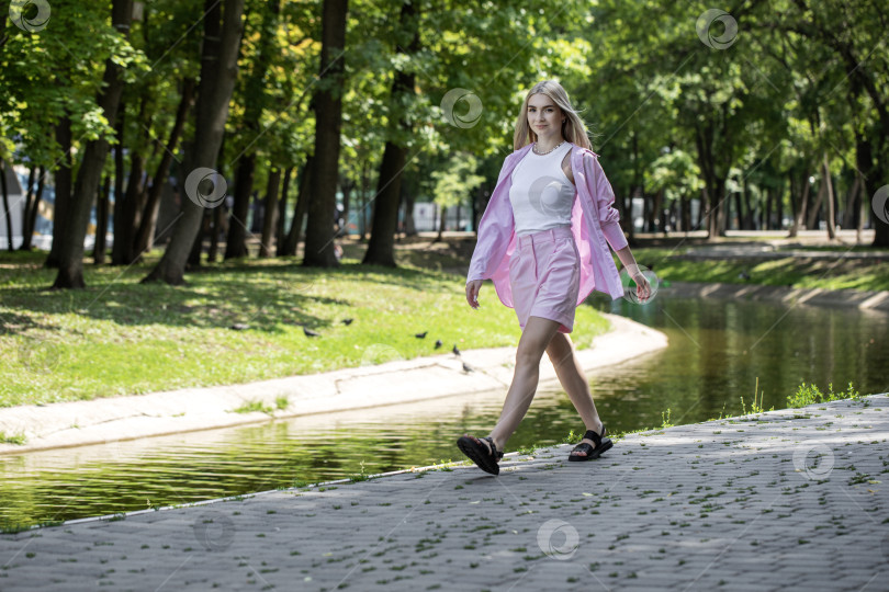 Скачать Портрет молодой красивой блондинки-модели в полный рост фотосток Ozero