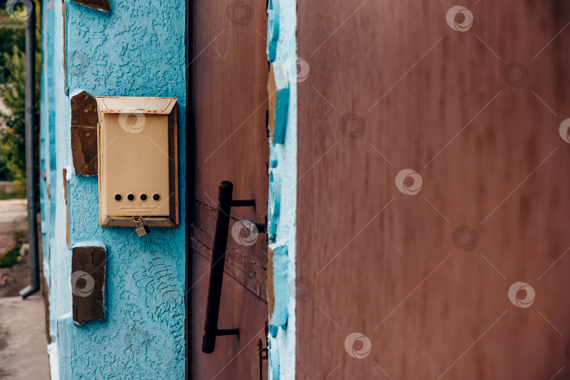 Скачать Почтовый ящик висит возле входной двери небольшого загородного дома коттеджного поселка пригород фотосток Ozero