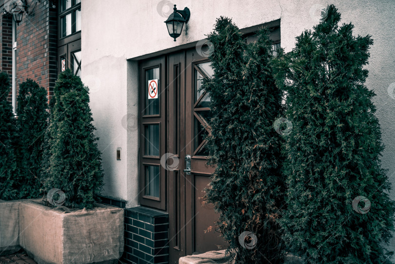 Скачать Входная дверь небольшого жилого дома по соседству, внешнее здание снаружи фотосток Ozero