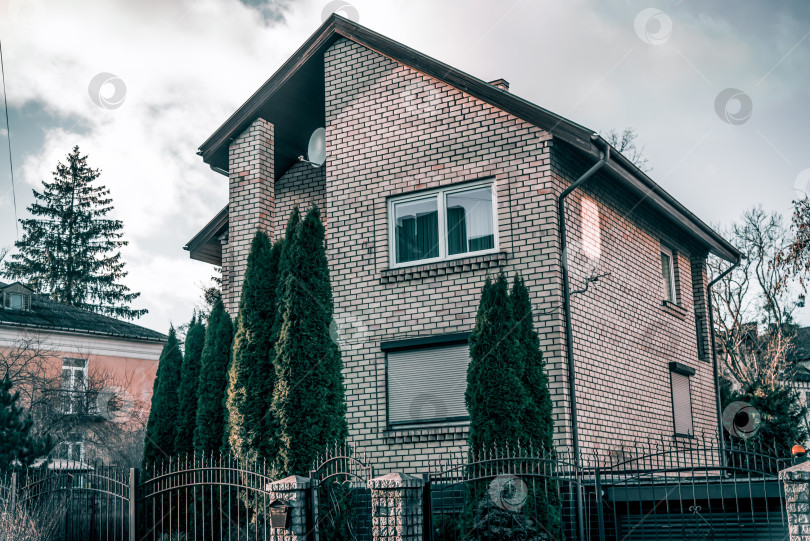 Скачать Калининград, Россия, 20 февраля 2020 года, Небольшой жилой дом, коттедж в пригороде, загородный район, внешний вид снаружи фотосток Ozero