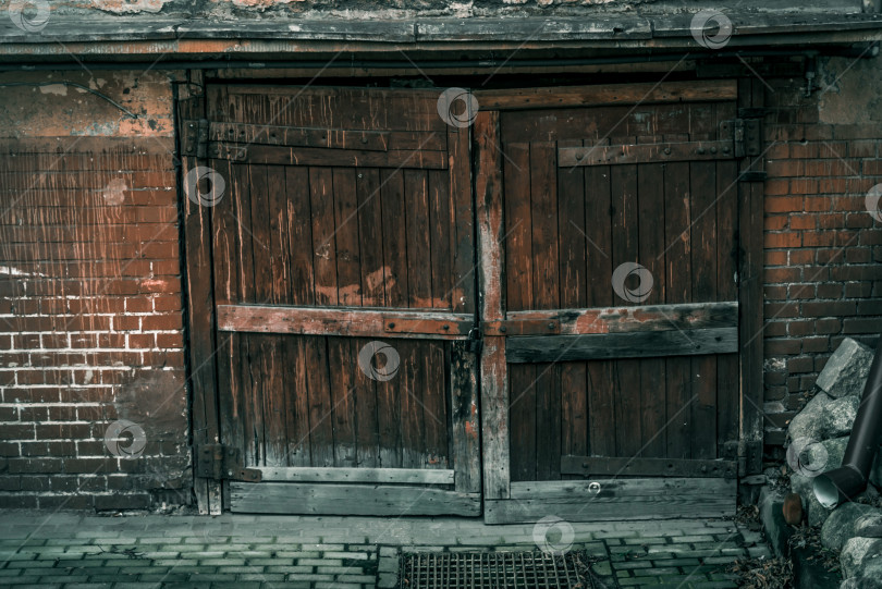Скачать Входная дверь небольшого жилого дома по соседству, внешнее здание снаружи фотосток Ozero