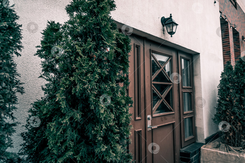 Скачать Входная дверь небольшого жилого дома по соседству, внешнее здание снаружи фотосток Ozero