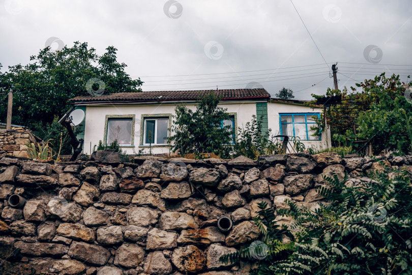 Скачать Небольшой жилой дом коттедж в пригороде окрестности загородный экстерьер снаружи фотосток Ozero