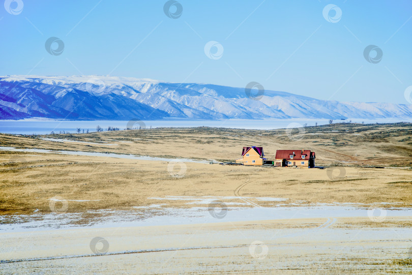 Скачать Небольшой жилой дом коттедж в пригороде окрестности загородный экстерьер снаружи фотосток Ozero