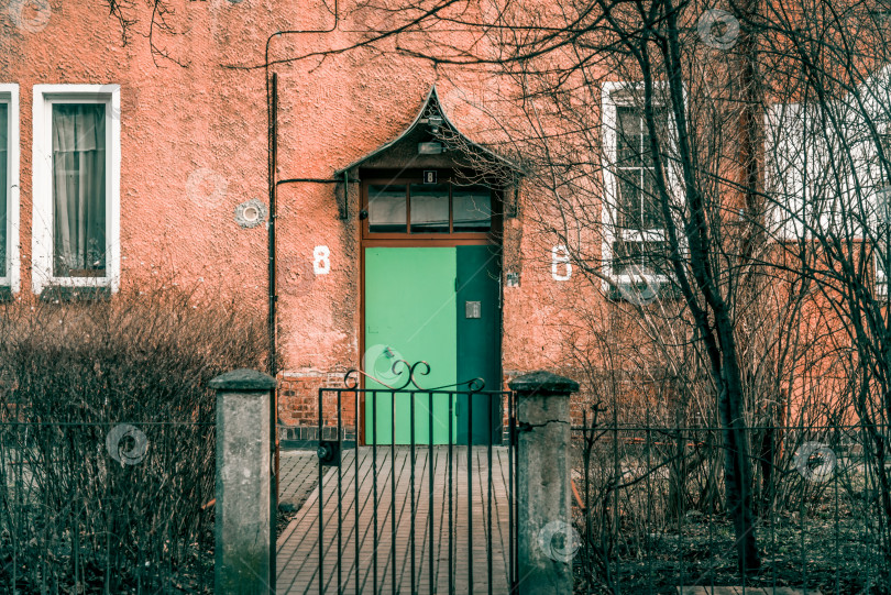 Скачать Входная дверь небольшого жилого дома по соседству, внешнее здание снаружи фотосток Ozero