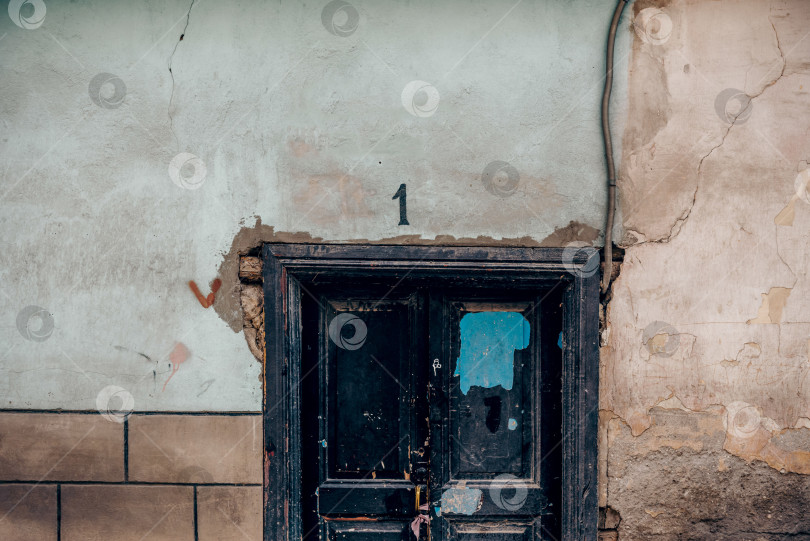 Скачать Входная дверь небольшого жилого дома по соседству, внешнее здание снаружи фотосток Ozero