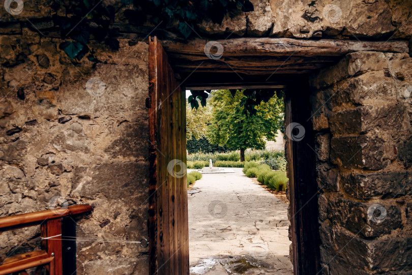 Скачать Входная дверь небольшого жилого дома по соседству, внешнее здание снаружи фотосток Ozero