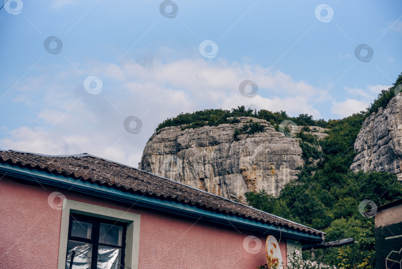 Скачать Небольшой жилой дом коттедж в пригороде окрестности загородный экстерьер снаружи фотосток Ozero