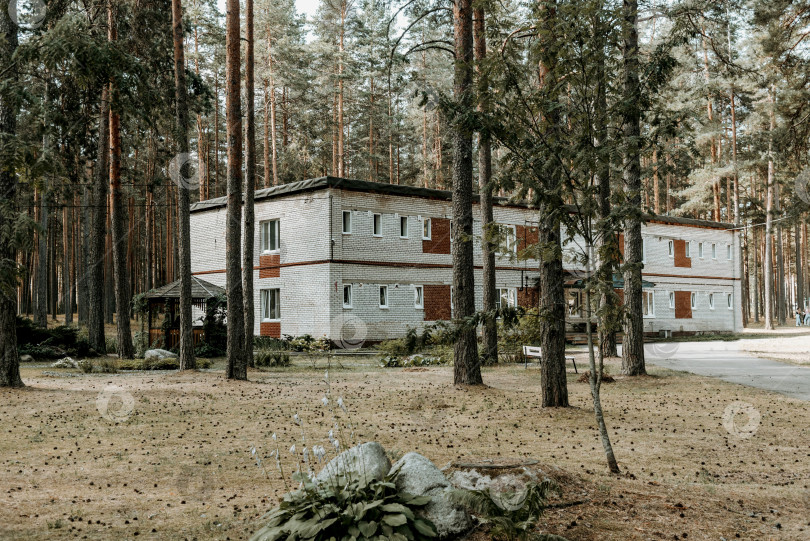 Скачать Москва, Россия, 7 июля 2020 года, Старые кирпичные здания советского пионерского лагеря на территории парка "Пустынный сосновый бор" фотосток Ozero