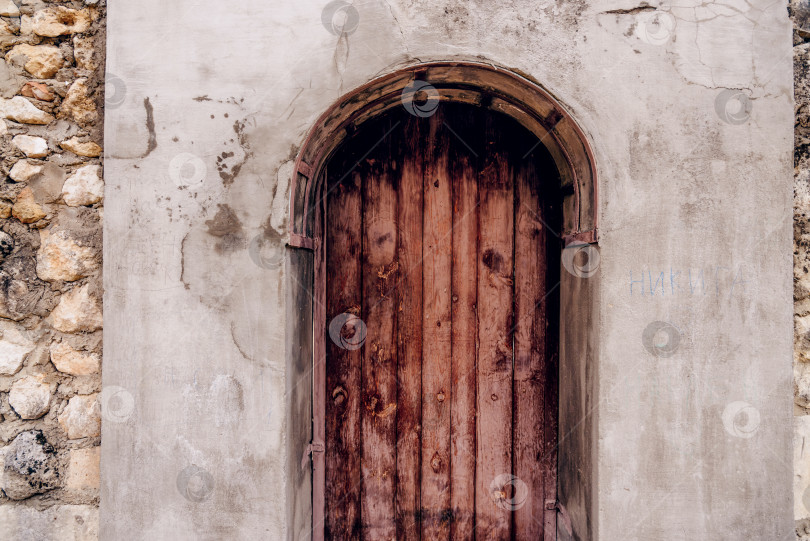 Скачать Входная дверь небольшого жилого дома по соседству, внешнее здание снаружи фотосток Ozero