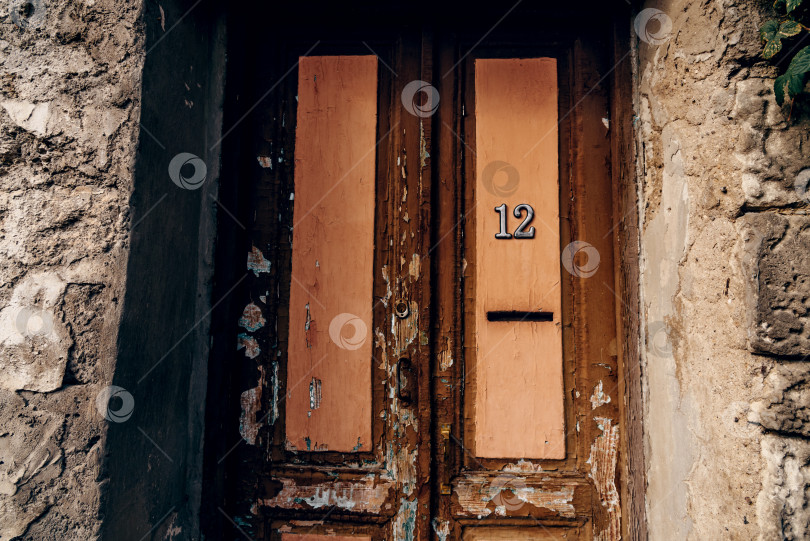 Скачать Входная дверь небольшого жилого дома по соседству, внешнее здание снаружи фотосток Ozero