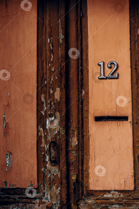 Скачать Входная дверь небольшого жилого дома по соседству, внешнее здание снаружи фотосток Ozero