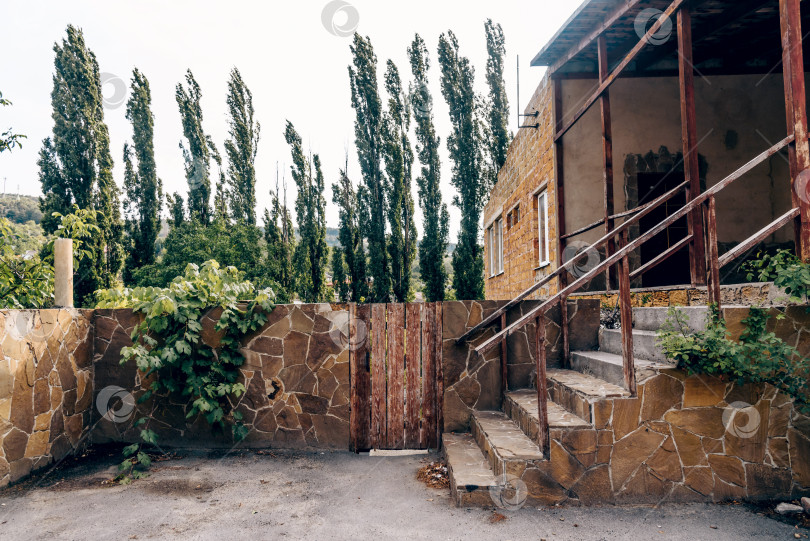 Скачать Бахчисарай, Крым, 27 августа 2020 года, Входная дверь небольшого жилого дома по соседству, внешнее здание снаружи фотосток Ozero