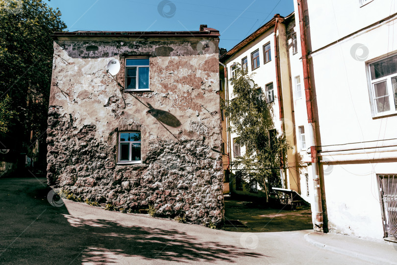 Скачать Выборг, Россия, 19 мая 2021 года, Современный многоэтажный городской жилой многоквартирный дом, внешнее здание на открытом воздухе фотосток Ozero
