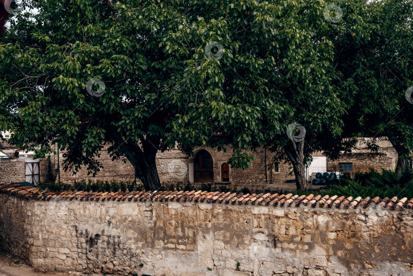 Скачать Бахчисарай, Крым, 27 августа 2020 года, Небольшой жилой дом-коттедж в пригороде, район Кантри, внешний вид снаружи фотосток Ozero