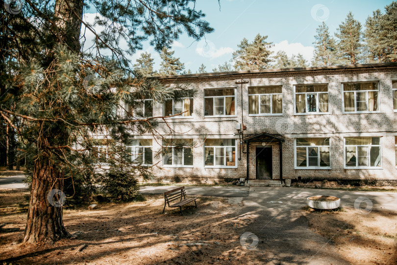 Скачать Москва, Россия, 7 июля 2020 года, Старые кирпичные здания советского пионерского лагеря на территории парка "Пустынный сосновый бор" фотосток Ozero