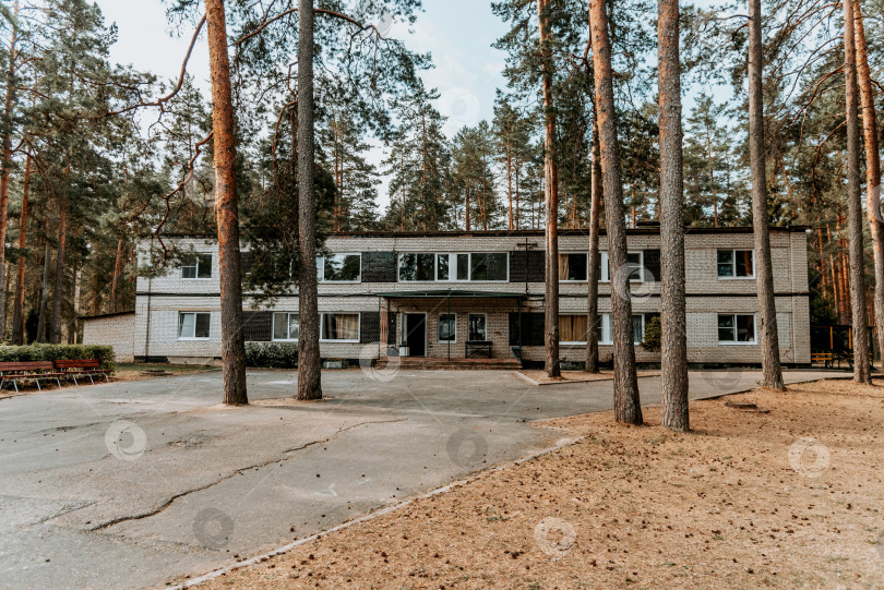 Скачать Москва, Россия, 7 июля 2020 года, Старые кирпичные здания советского пионерского лагеря на территории парка "Пустынный сосновый бор" фотосток Ozero