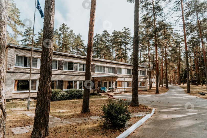 Скачать Москва, Россия, 7 июля 2020 года, Старые кирпичные здания советского пионерского лагеря на территории парка "Пустынный сосновый бор" фотосток Ozero