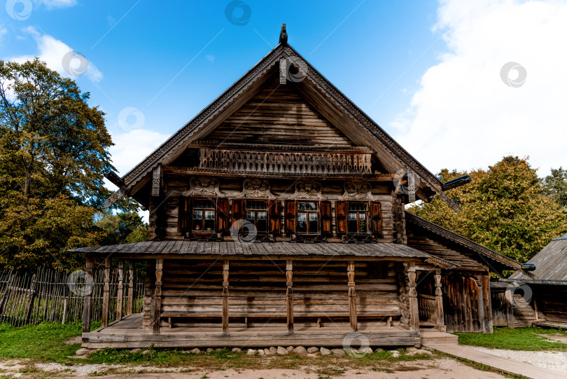 Скачать Санкт-Петербург, Россия, 22 июня 2021 года, Небольшой жилой дом, коттедж в пригороде, загородный район, внешний вид снаружи фотосток Ozero