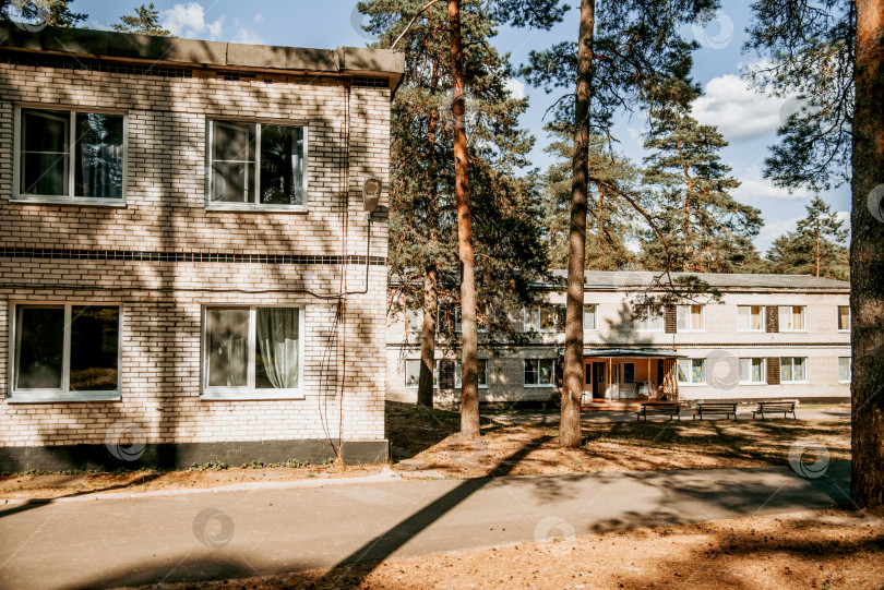 Скачать Москва, Россия, 7 июля 2020 года, Старые кирпичные здания советского пионерского лагеря на территории пустынного соснового леса парка фотосток Ozero
