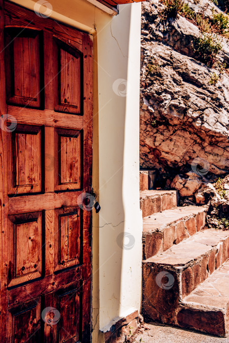 Скачать Бахчисарай, Крым, 27 августа 2020 года, Входная дверь небольшого жилого дома по соседству, внешнее здание снаружи фотосток Ozero